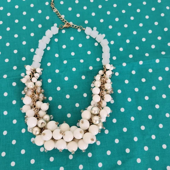 Vintage White and Gold Beaded Necklace - Picture 3 of 6